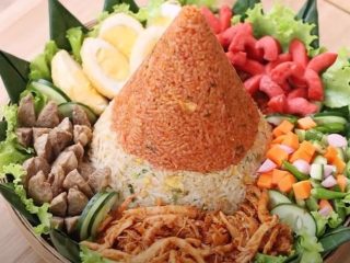 Resep Nasi Goreng Merah Putih Bentuk Tumpeng untuk Rayakan Hari Kemerdekaan Indonesia