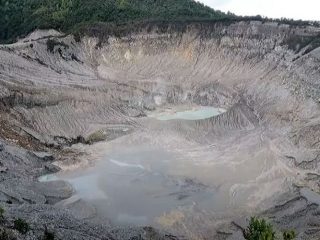 Gunung Tangkuban Perahu: Spot Foto dengan Pemandangan Kawah Gunung Stratovolcano