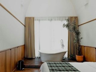 The House Tour Uphill: Hotel Aesthetic dengan Bathub di Samping Bed