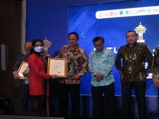 Kota Bandung Raih Penghargaan Satu Data Jabar Award 2022. Keren!