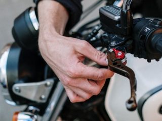 Jangan Disepelekan! Ini Waktu yang Tepat untuk Mengganti Minyak Rem pada Mobil dan Motor