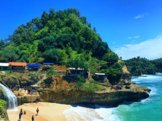 Pantai Banyu Tibo, Objek Wisata Tersembunyi di Pacitan yang Menyimpan Pesona Panorama Alam nan Eksotis