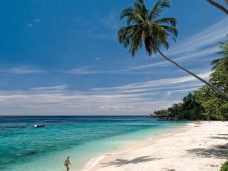 Pantai Sumur Tiga Aceh, Menikmati Indahnya Pasir Putih dan Birunya Air Laut yang Memukau
