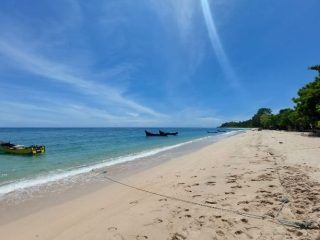 Pantai Lhok Mee, Hantarkan Wisatawan Bertualang Menikmati Keindahan Pasir Putih yang Menawan