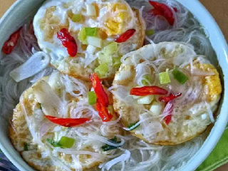 Bingung Masak Apa hari ini? Coba Resep Telur Mata Sapi Berkuah Bihun Khas Minang Lezat Ini. Mudah dan Praktis