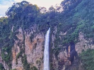 Curug Ngebul Cianjur, Destinasi Wisata di Jawa Barat yang Tunjukkan Gagahnya Air Terjun Pembelah Bukit