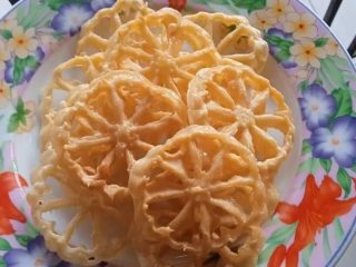 Hemat Minyak, Berikut Resep Kembang Goyang Tepung Beras Super Renyah Anti Lengket Dengan Bahan Ekonomis!