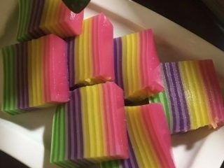 Resep Kue Lapis Tepung Beras dan Kanji Cukup Pakai Takaran Sendok, Warnanya Cantik Rasanya Dijamin Legit!