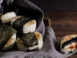 Resep Simple! SPICY SALMON Onigiri ALA CHEF MARTIN PRAJA, Rasanya Enak Dan Yummy!