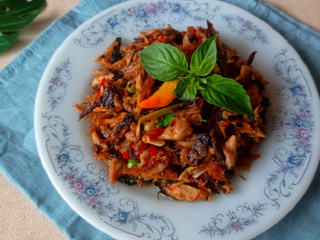 Punya Sisa Tongkol yang Belum Habis? Cobalah Resep Tongkol Suwir Kemangi Suguhkan Sensasi Gurih.