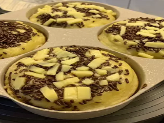 Cara Membuat Kue Pukis Lembut dan Empuk dengan Topping Keju dan Meises Coklat