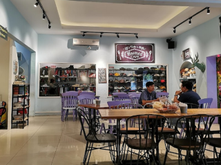 ﻿10 Alamat Tempat Ngopi yang Enak untuk Bersantai Di Medan, Ada yang Dari Film Terkenal