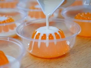 Ide Jualan Takjil Terbaru! Gini Resep Puding Jeruk Siram Susu yang Manis dan Menyegarkan. Modalnya Seirit Itu!