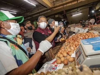 Kunjungi Pasar Baru, Wali Kota Bandung Pastikan Jelan Ramadhan Harga Bahan Pokok Masih Relatif Stabil