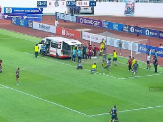 Permalukan Tuan Rumah 2-0. Ricki Ariansyah, Pencetak Gol Kedua Alami Insiden dan Tak Sadarkan Diri di Lapangan