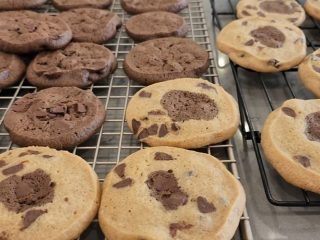 Double Chocolate Chips Cookies dari Resep Kue Kering Renyah, Adonannya Bisa Dibekukan Untuk Hasil Banyak!