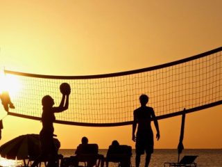 Contoh Cerita Pengalaman Liburan Sekolah 4 Paragraf Tentang: Pergi Liburan Ke Pantai dan Taman Bermain