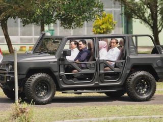 Momen Keakraban Saat Jokowi Ajak Prabowo dan Erick Thohir Kunjungi Pabrik Pindad di Malang