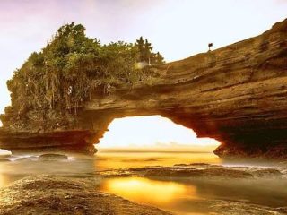 Menikmati Indahnya Pantai Karang Bolong, Tempat Wisata di Banten yang Eksotis nan Kisah Mistis