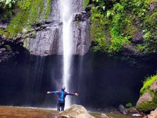 Indahnya Bak Tirai Menjulang Tinggi, Curug Putih jadi Tempat Wisata di Tasikmalaya yang Penuh Pesona
