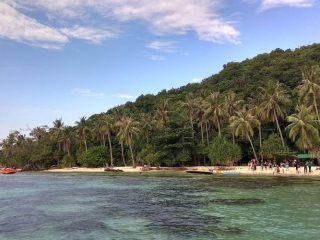 Rekomendasi Tempat Wisata Populer di Karimun Jawa, Daerah Penuh Sejuta Pantai yang Cantik dan Indah!