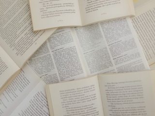 JAWABAN Bu Loli sedang bingung memikirkan tema untuk dilaksanakan di semester 2. Terdapat dua pilihan...