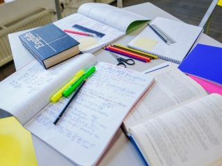 JAWABAN Nilai ujian Tono termasuk dalam urutan 12 dari atas dan dari bawah. ada berapa siswa di kelas Tono?