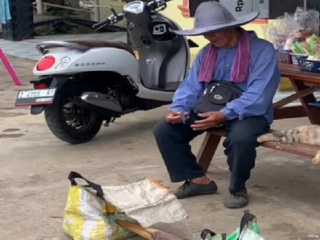 Viral! Kisah Pilu Kakek Penjual Gula Aren di Tasikmalaya yang Jadi Korban Penipuan Uang Palsu