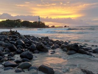 Menikmati Keindahan Pantai Santolo Garut: Lokasi, Rute, Harga Tiket, Daya Tarik, dan Fasilitas