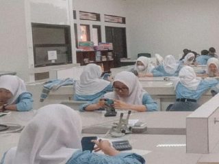 Jawaban Respon baru diulang sebagai akibat dari respon yang diterima sebelumnya. Penerapan prinsip ini dalam proses pembelajaran adalah