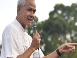 Ganjar Pranowo Sebut Baliho Dicopot Seratus Kita Pasang Seribu Viral, Netizen “Merusak Lingkungan”
