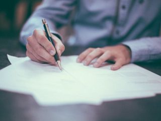 Pendapatan sebuah perusahaan meningkat 15% triwulan terakhir. Jika pendapatannya terus meningkat dengan...