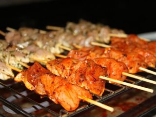 Bakar Sate Disela-sela Ngobrol Bareng Keluarga dengan Resep Sate Ayam yang Super Cepat Masaknya
