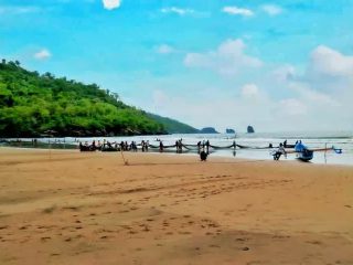 Berburu Spot Foto Instagramable di Pantai Konang, Tempat Wisata di Trenggalek yang Punya View Menawan