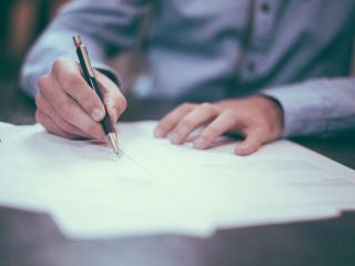 JAWABAN berikut yang BUKAN termasuk kriteria pelajar Indonesia yang kreatif adalah...