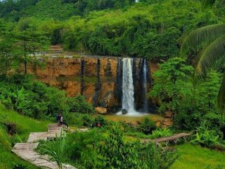 Menikmati Keindahan Curug Awang, Air Terjun Super Megah di Geopark Ciletuh Sukabumi