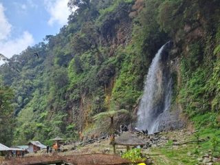 Punya View Indah di Taman Nasional Gunung Gede Pangrango, Curug Cibeureum, Tempat Wisata Cianjur yang Penuh Pesona