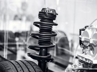 Apa Kegunaan Oli Shock Absorber pada Mobil? Yuk Simak Jenis dan Cara Merawatnya