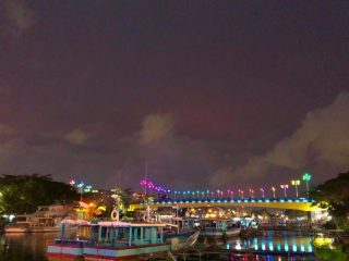 Wisata Gratis di Jembatan Siti Nurbaya Nikmati Sunset hingga Warna-Warni di Malam Hari Dijamin Seru