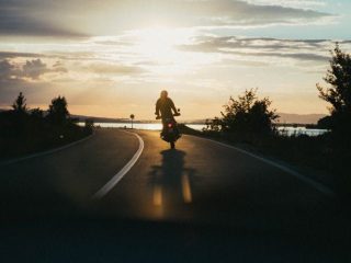 JAWABAN salah satu penyebab sepeda motor terasa menggeluyur pada saat kecepatan tinggi adalah
