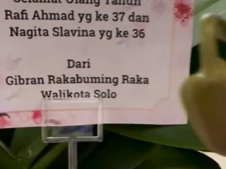Dari Komeng hingga Gibran Ikut Mengucapkan; "Selamat Ulang Tahun untuk Bapak yang Rapi dan Ibu yang Bergigi"