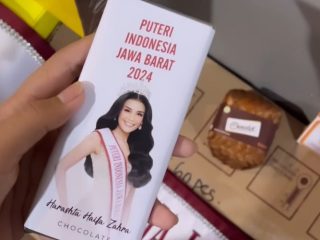 Souvenir Cokelat Bergambar Putri Indonesia Harastha Haifa Zahra  dari Chocodot Asal Garut yang Enak