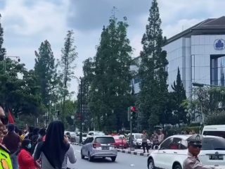 Peringati Hari Buruh, Ratusan Warga Bandung Gelar Aksi dengan Angkat Dua Isu Penting