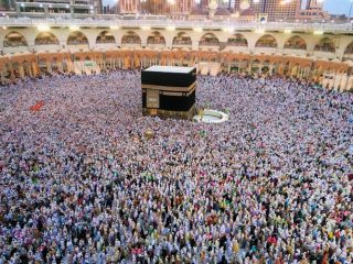 Jawaban Pak Suryadi tahun ini melaksanakan ibadah haji. Ia datang ke tanah suci menjelang wukuf di padang Arafah
