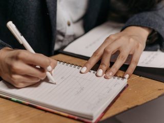 Kunci Jawaban sentuhan/perlakuan yang diberikan pada permukaan busana yang memberikan efek visual dan memperindah penampilan