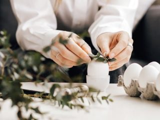 Unsur dekorasi yang dibuat dengan berbagai cara di antaranya, dilukis, diukir, dan dicetak merupakan unsur dari....