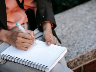 Umur rata-rata dari suatu kelompok yang terdiri dari guru dan dosen adalah 43 tahun. Jika umur rata-rata para guru 39 tahun...