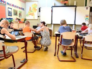 Apa langkah pertama yang sebaiknya dilakukan saat membuat kesepakatan kelas bersama murid?
