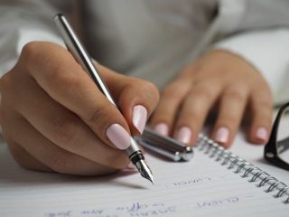 Jawaban Teks Berita Kelas 7, berikut ini yang merupakan kalimat tunggal adalah…