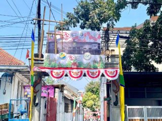 Kreativitas Warga Babakan Ciamis: Hias Gapura HUT RI ke-79 dan HJKB ke-214 dengan Angklung, Simbol Kota Bandung